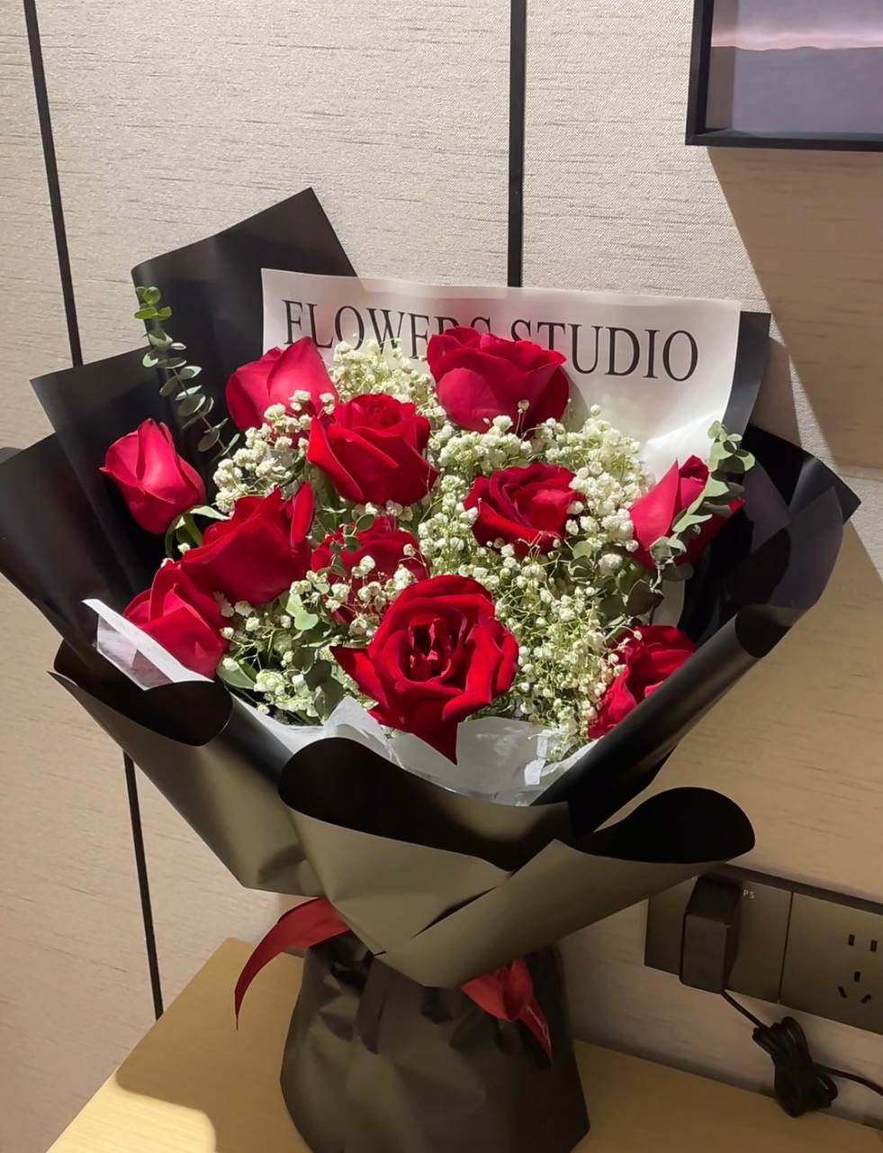10 Bright red roses