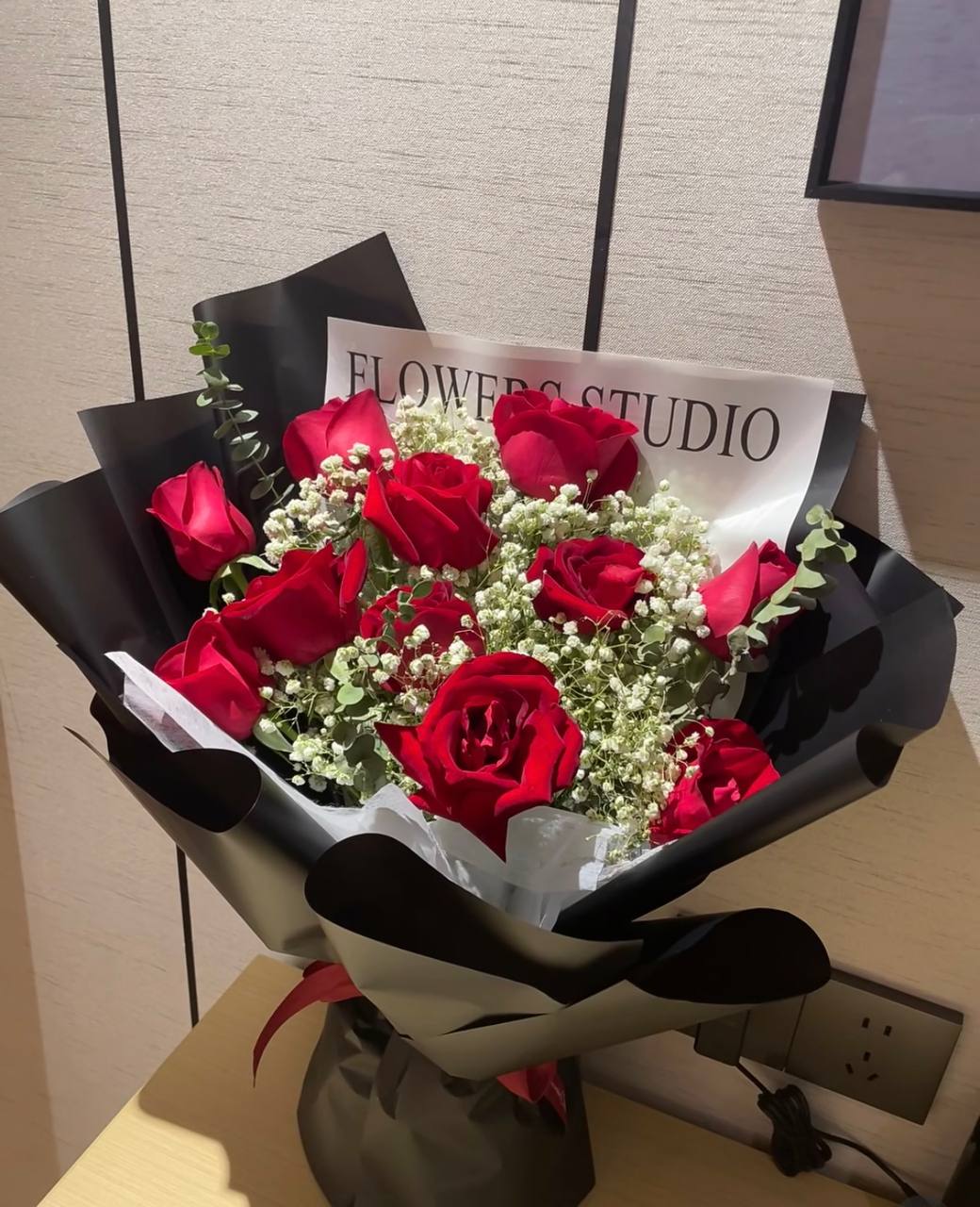 10 Bright red roses